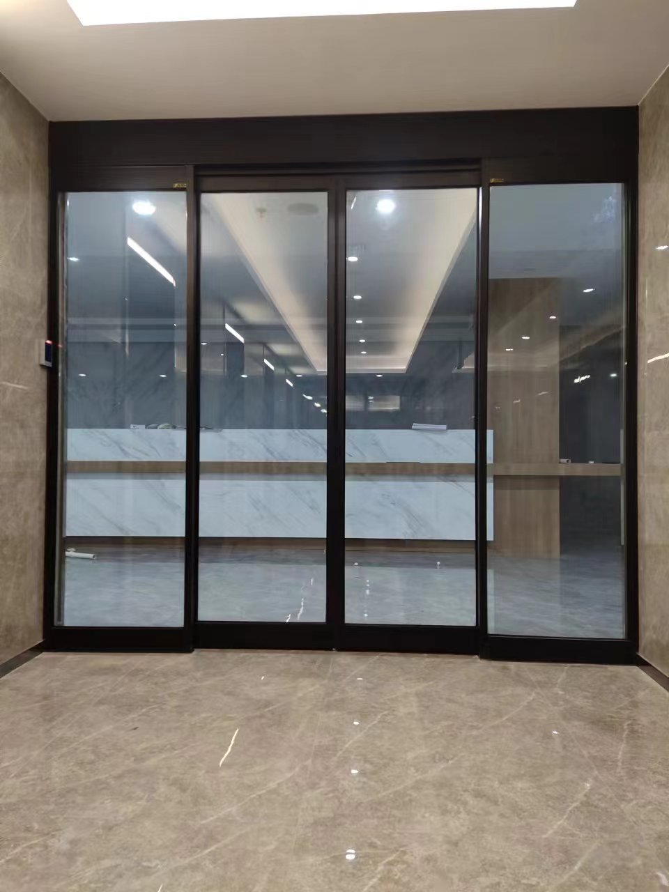 江都区玻璃伸缩门
