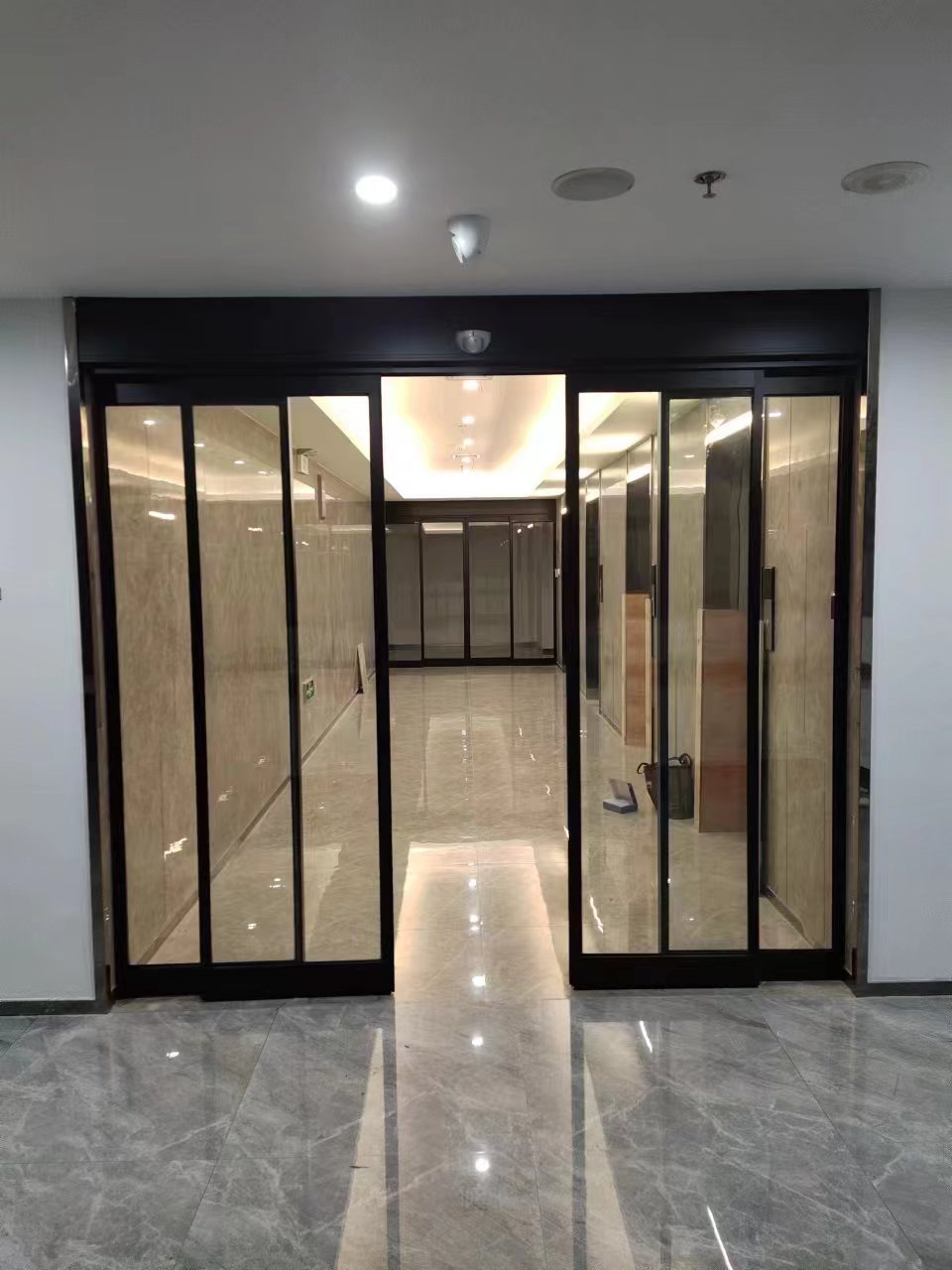 江都区玻璃伸缩门